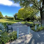 Quiet And New Cnzhouse With Yard Near River In Cbd