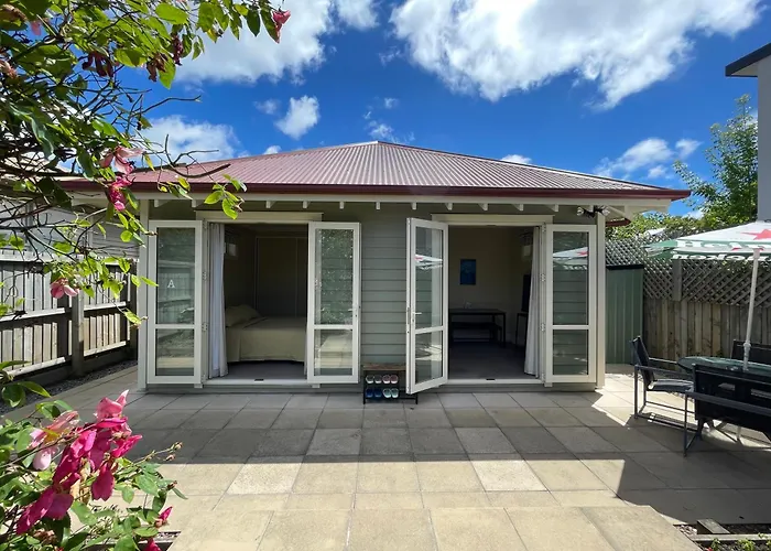 Quiet And New Cnzhouse With Yard Near River In Cbd