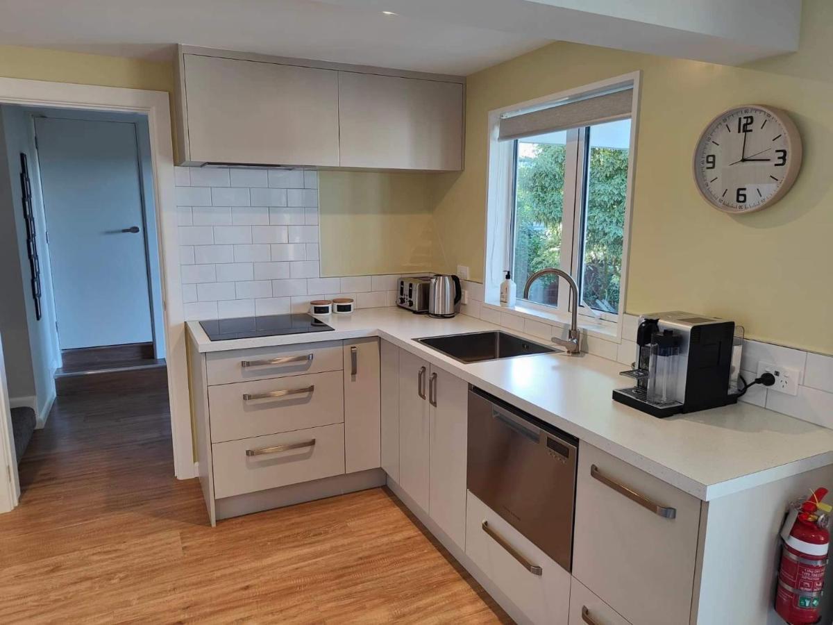 Fully Renovated Hillside Close To * Christchurch