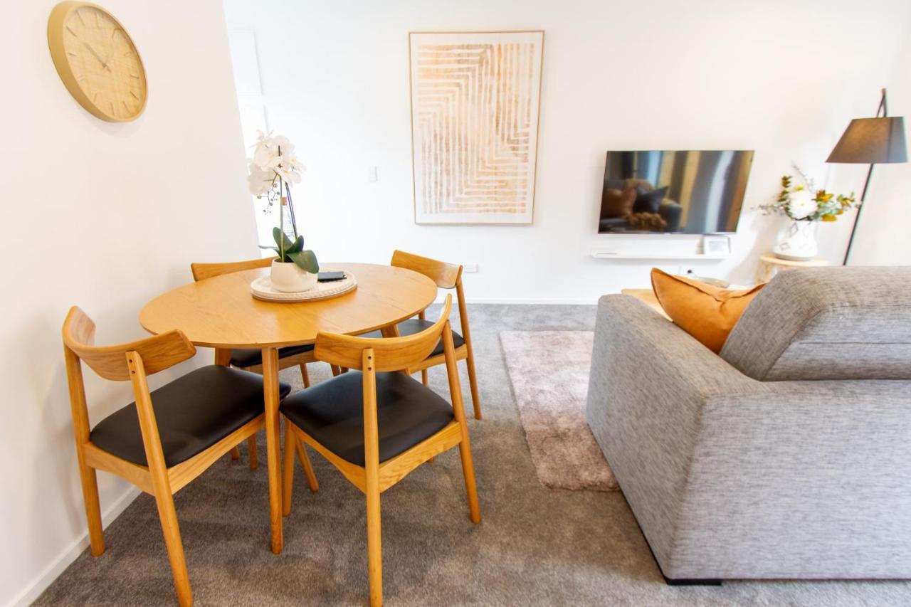 Entertainment Hub 2 Bed 2 Bath W Carpark *