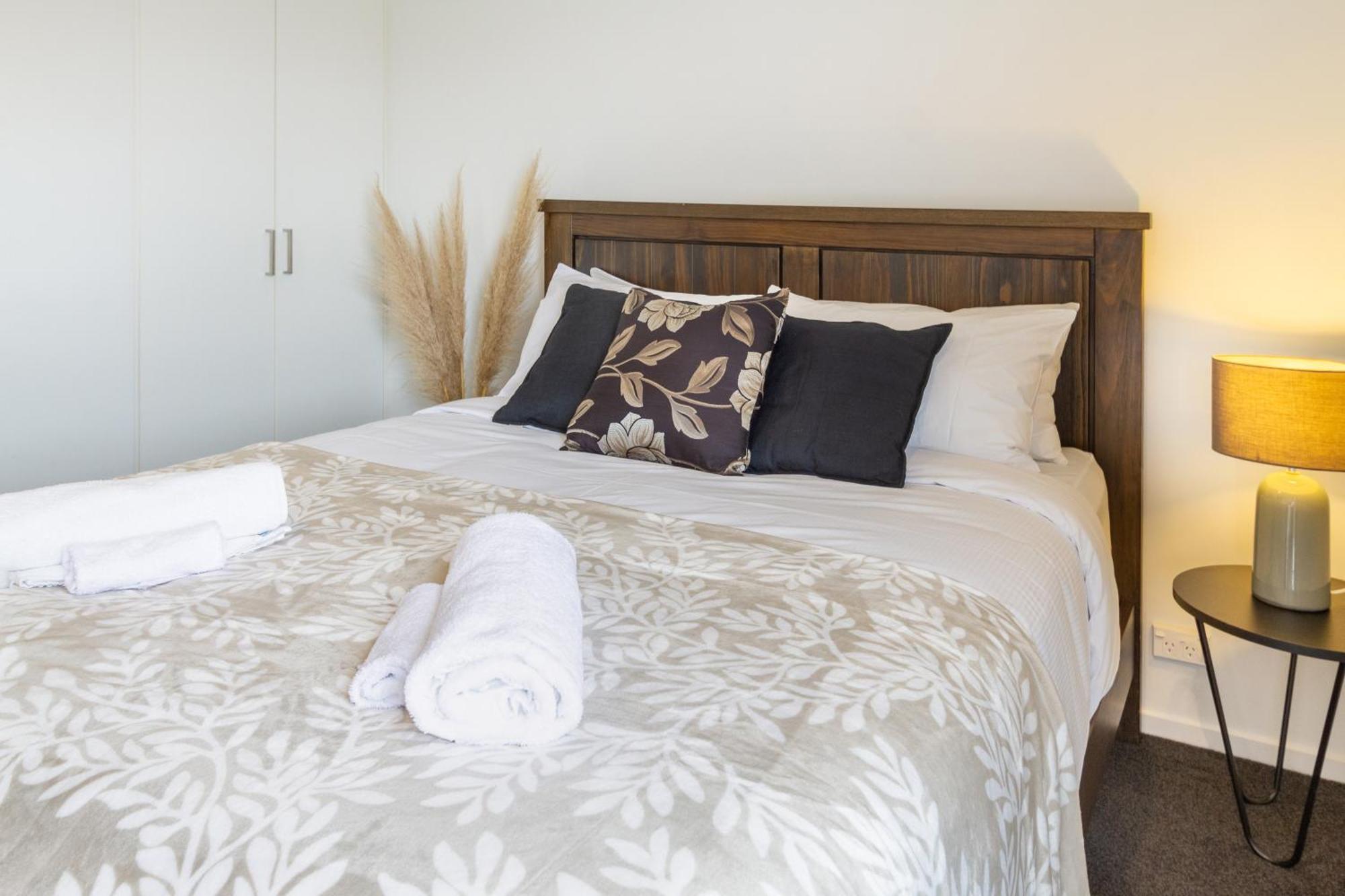 Central City Comfort: 2 Bedroom Gem W/free Carpark * Christchurch