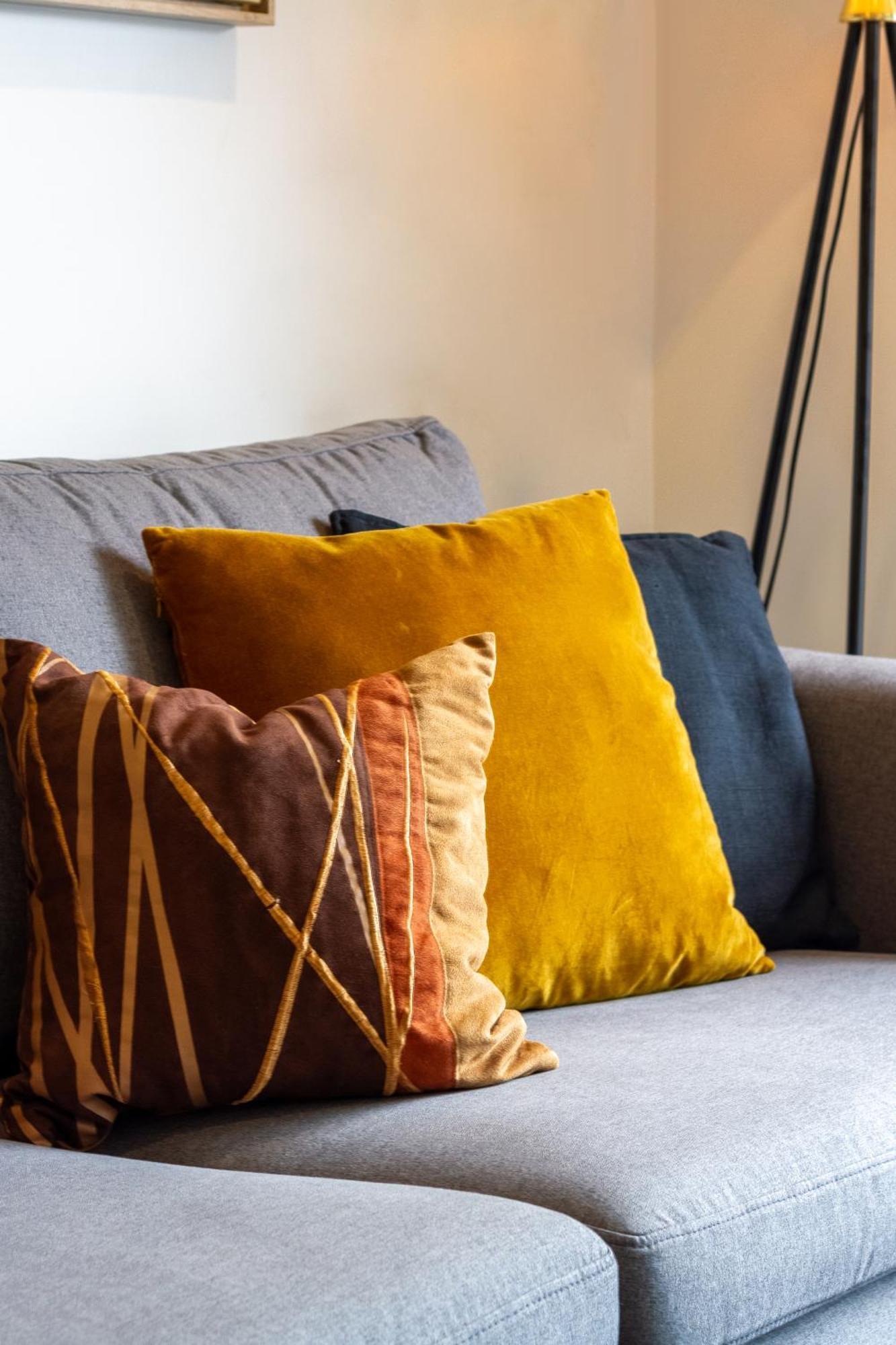 Central City Comfort: 2 Bedroom Gem W/free Carpark