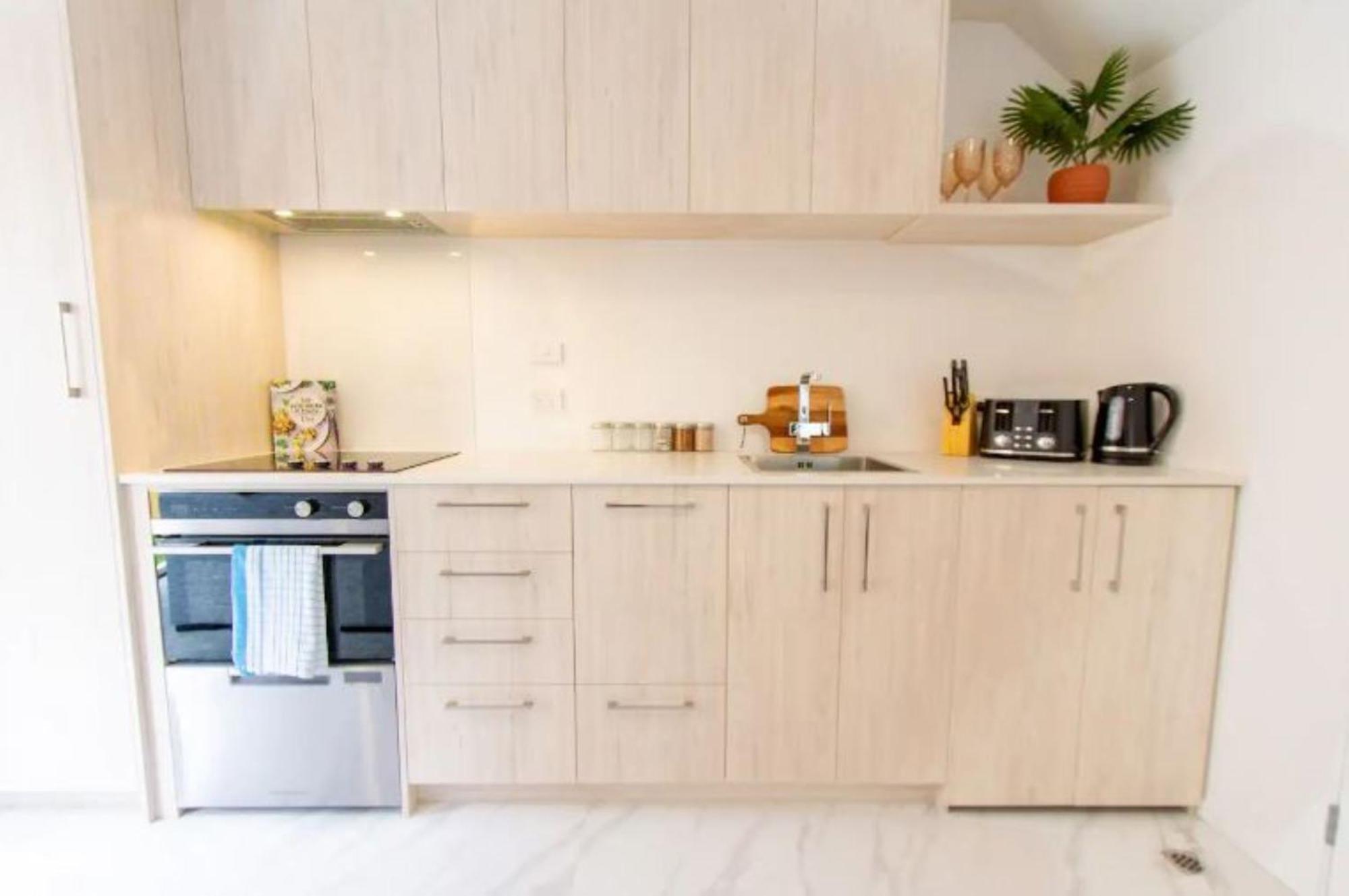 Entertainment Hub 2 Bed 2 Bath W Carpark Apartment