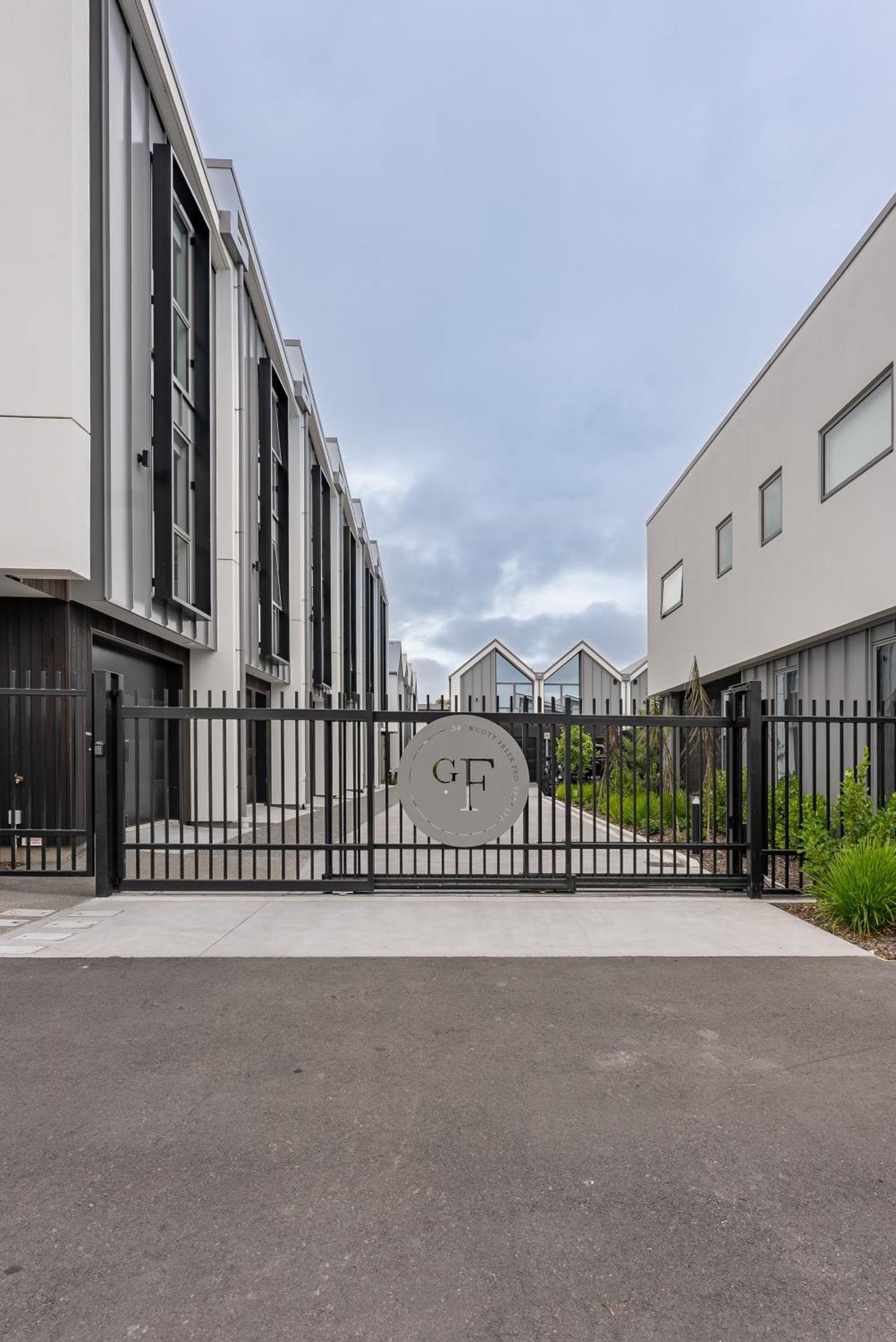 Urban Nest - Entire Townhouse And Free Parking