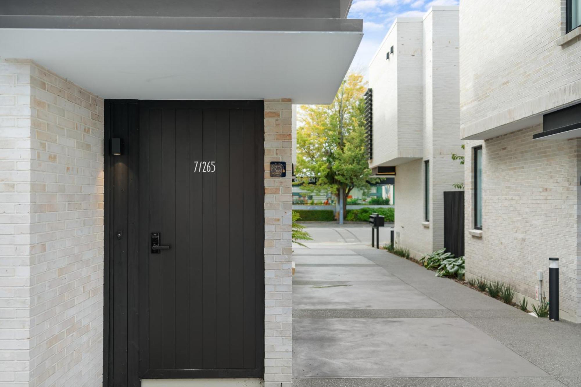 Luxurious Retreat 3 Bed 3 Bath Near Cbd Apartment *