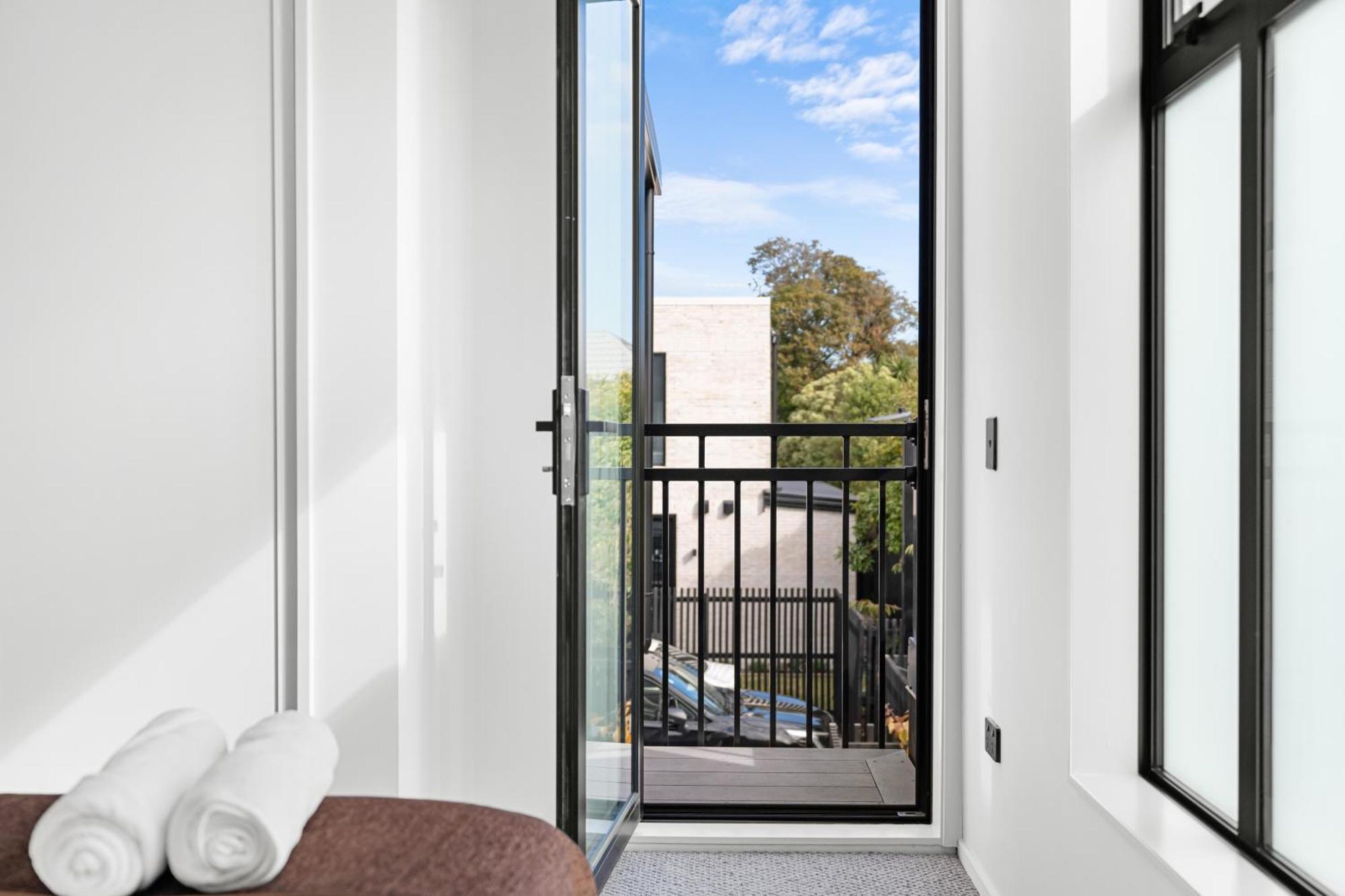 Luxurious Retreat 3 Bed 3 Bath Near Cbd Apartment *