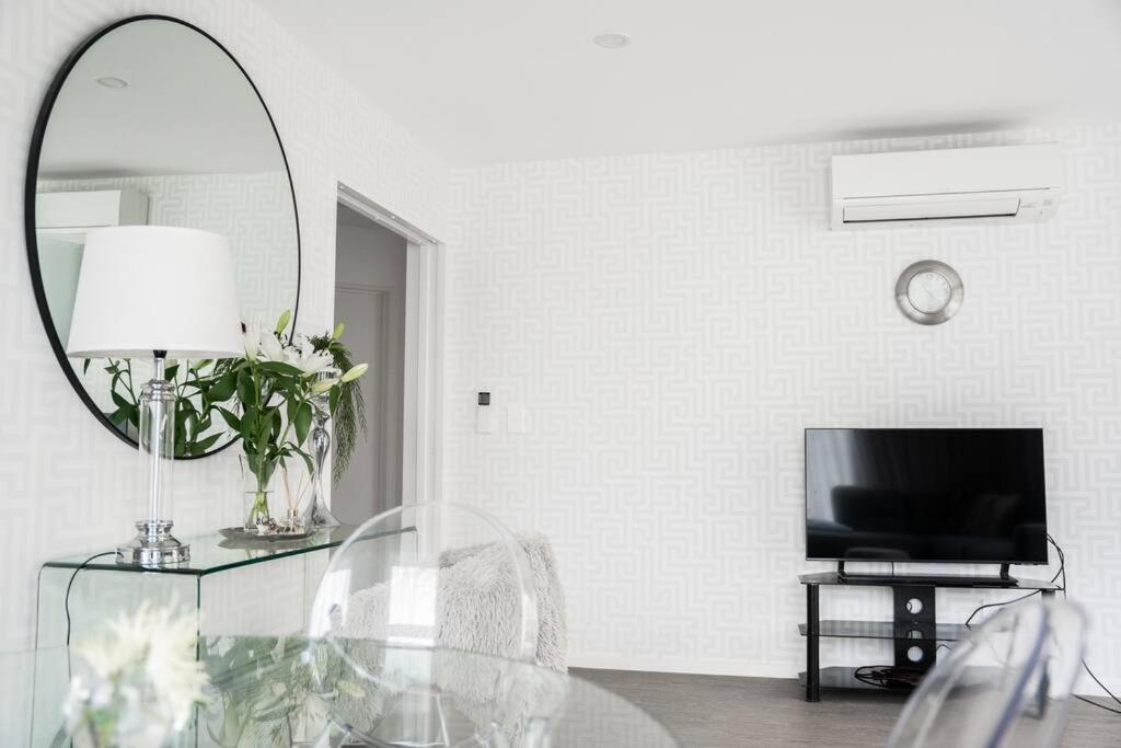 Restful On Geraldine Street Suburban Beauty Apartment