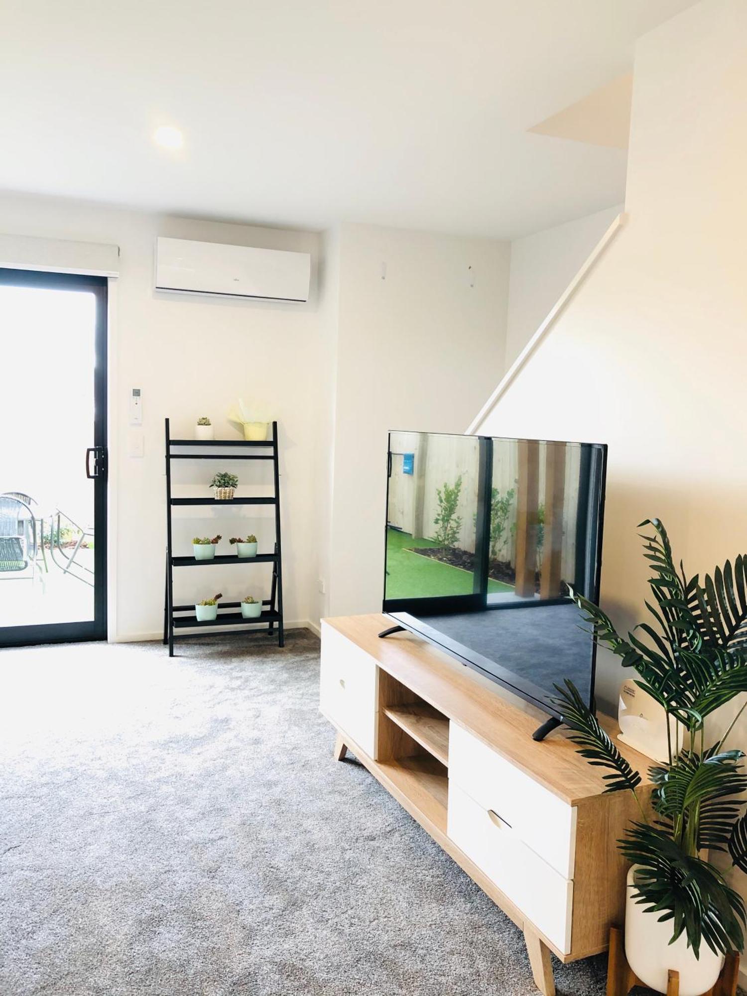 Arena,railway Station Townhouse With Free Car Park *