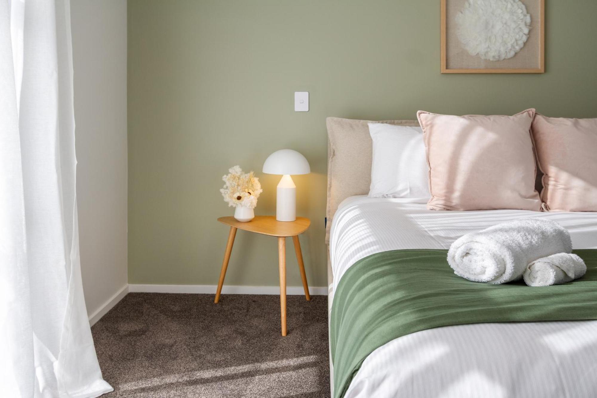 Relax In Designer Luxury At Townhouse Apartment *