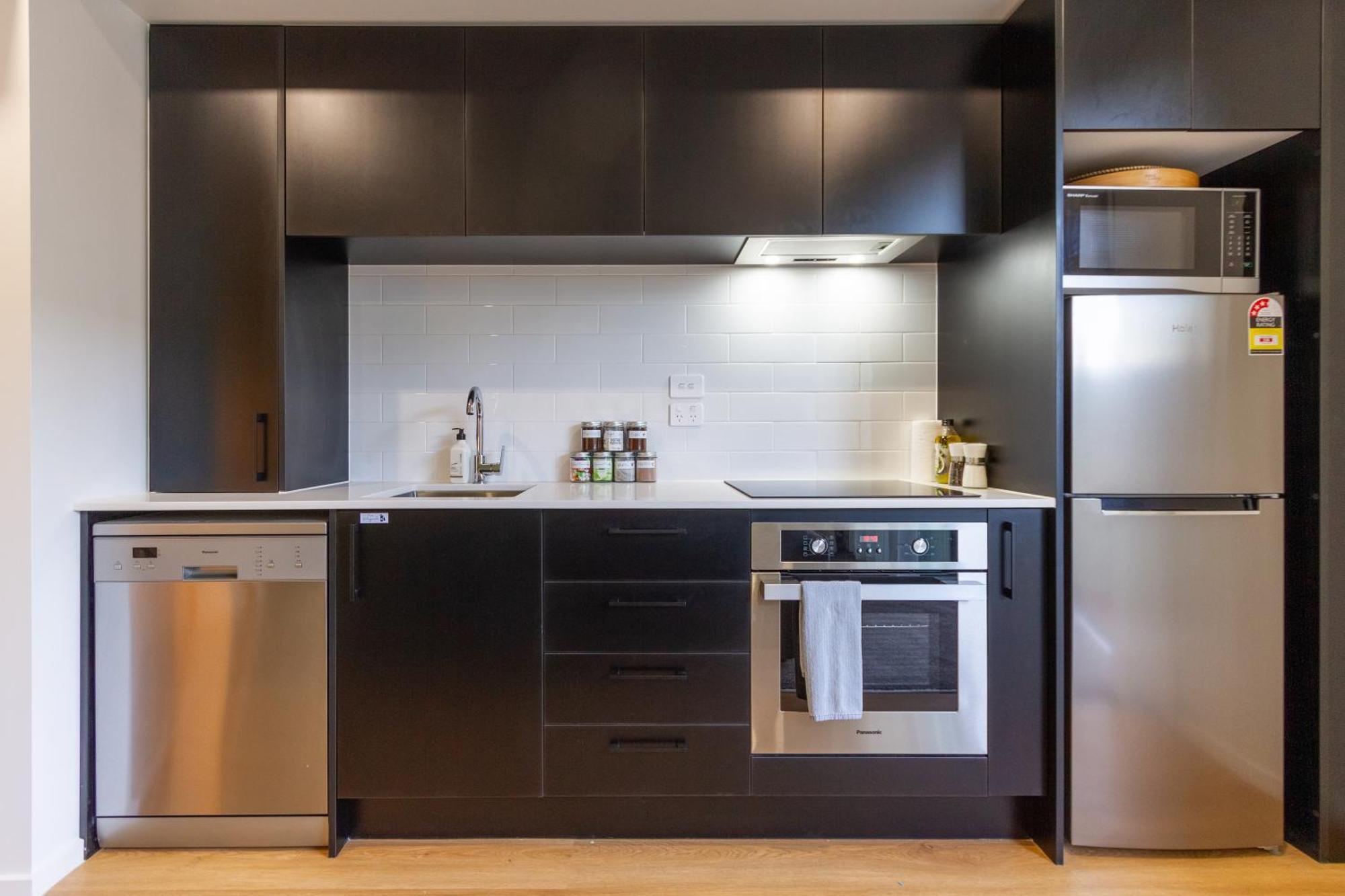 Relax In Designer Luxury At Townhouse Apartment *