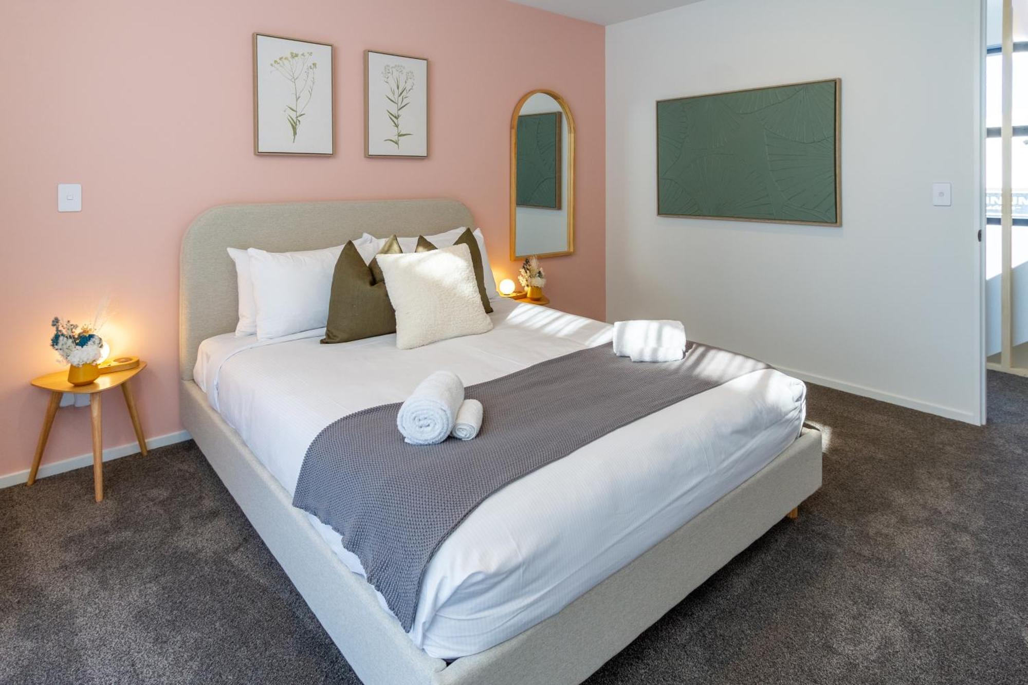 Relax In Designer Luxury At Townhouse Apartment
