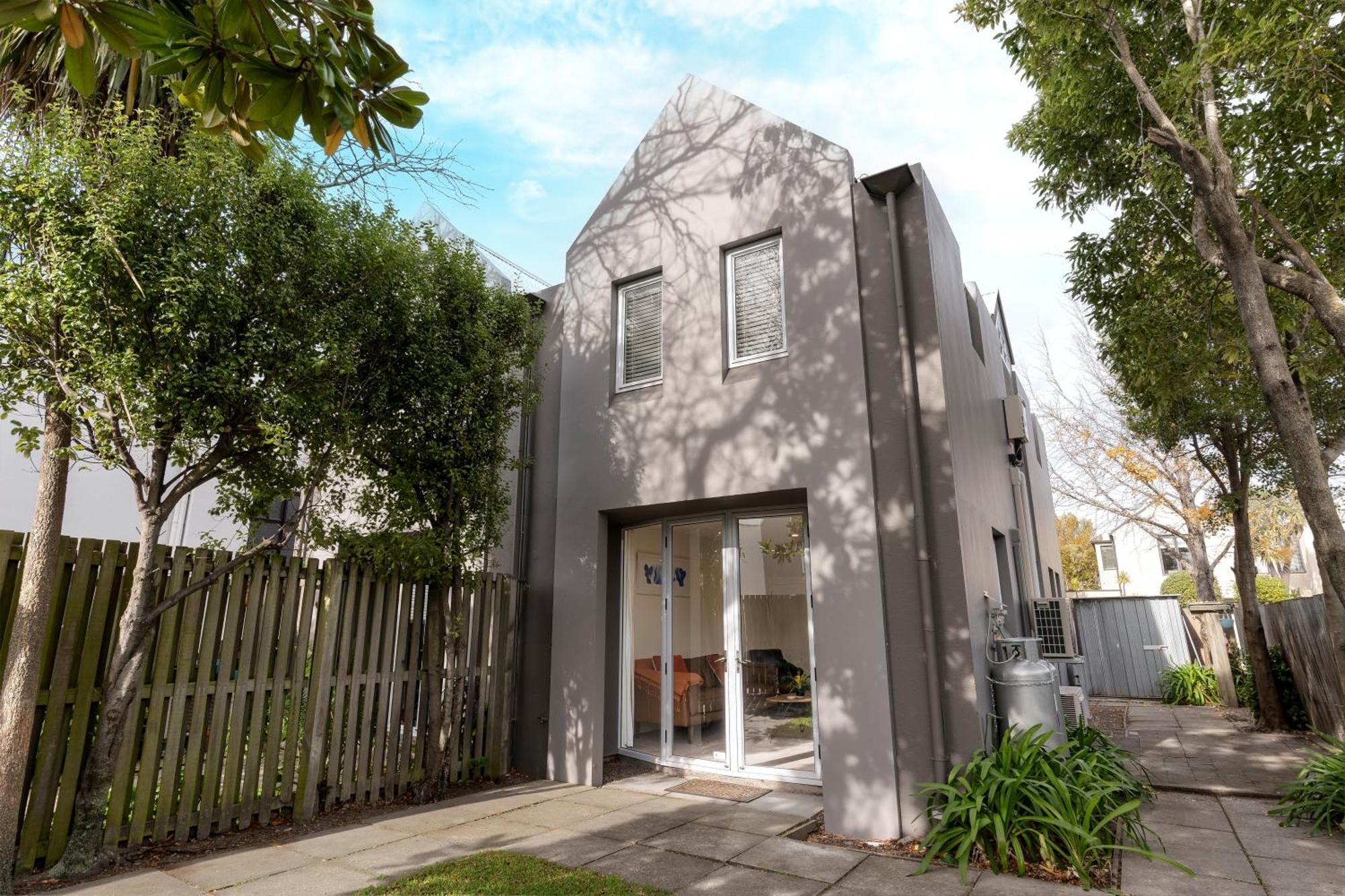 Entire House 2 Bedroom Free Carpark *