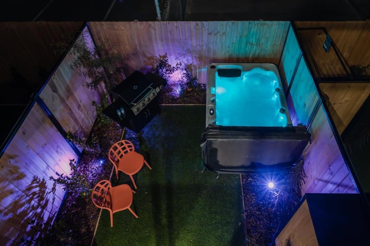 High Roller Luxury Casino & Hot Tub Holiday home *