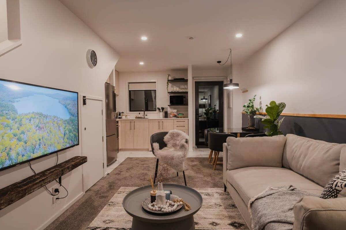 High Roller Luxury Casino & Hot Tub * Christchurch