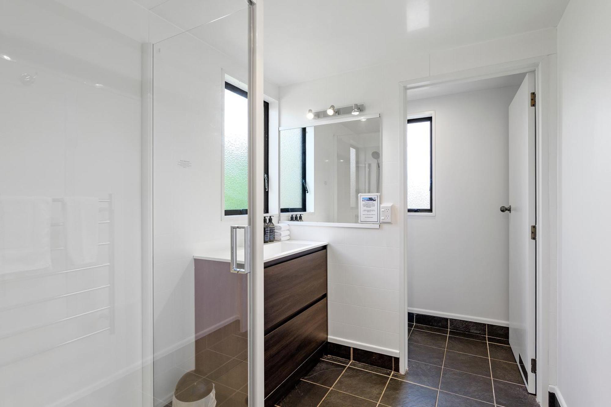 Ashford Motor 4*