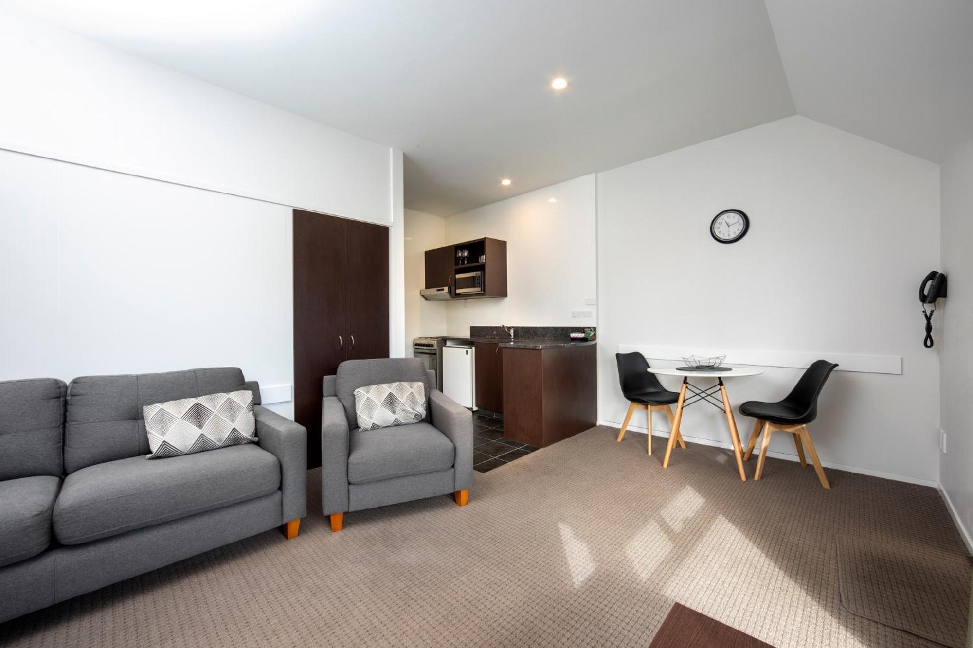 Ashford Motor 4*