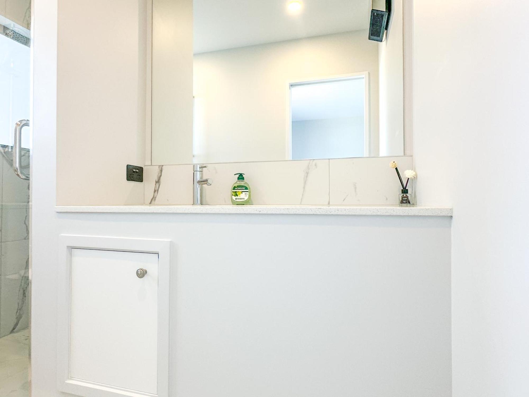 Graceful 3br Beside Uc
