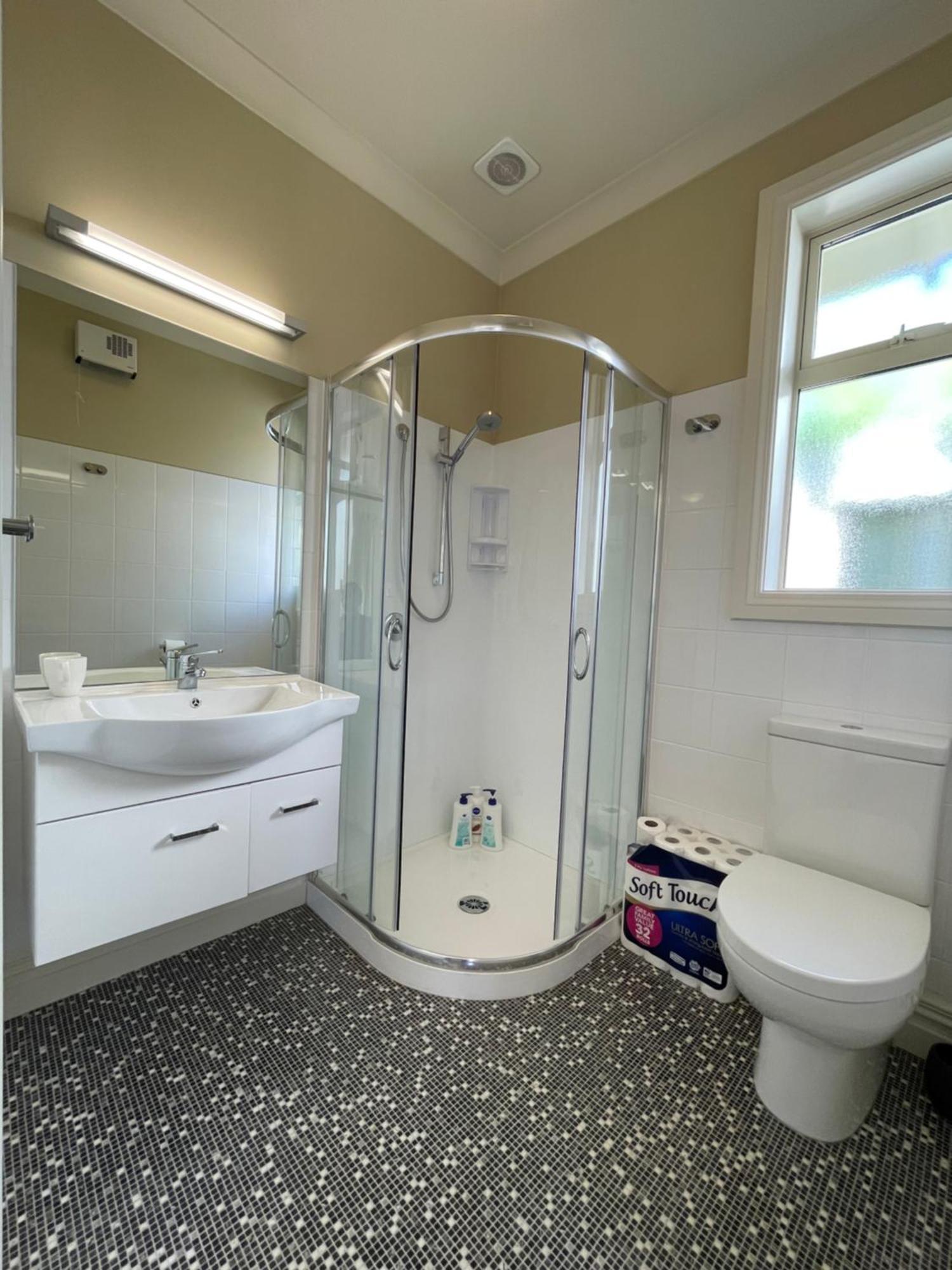 Quiet And New Cnzhouse With Yard Near River In Cbd Guest house *