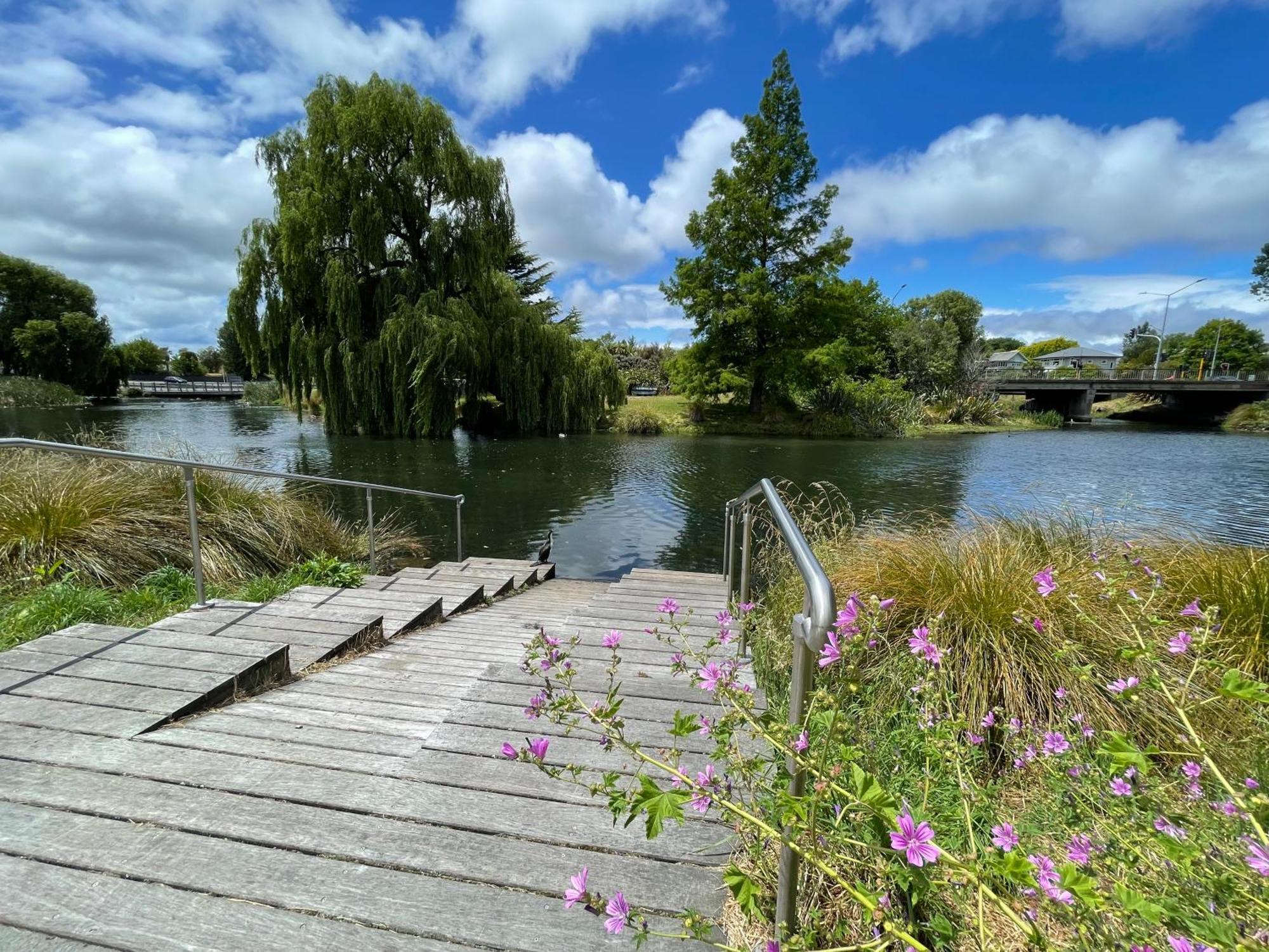 Quiet And New Cnzhouse With Yard Near River In Cbd