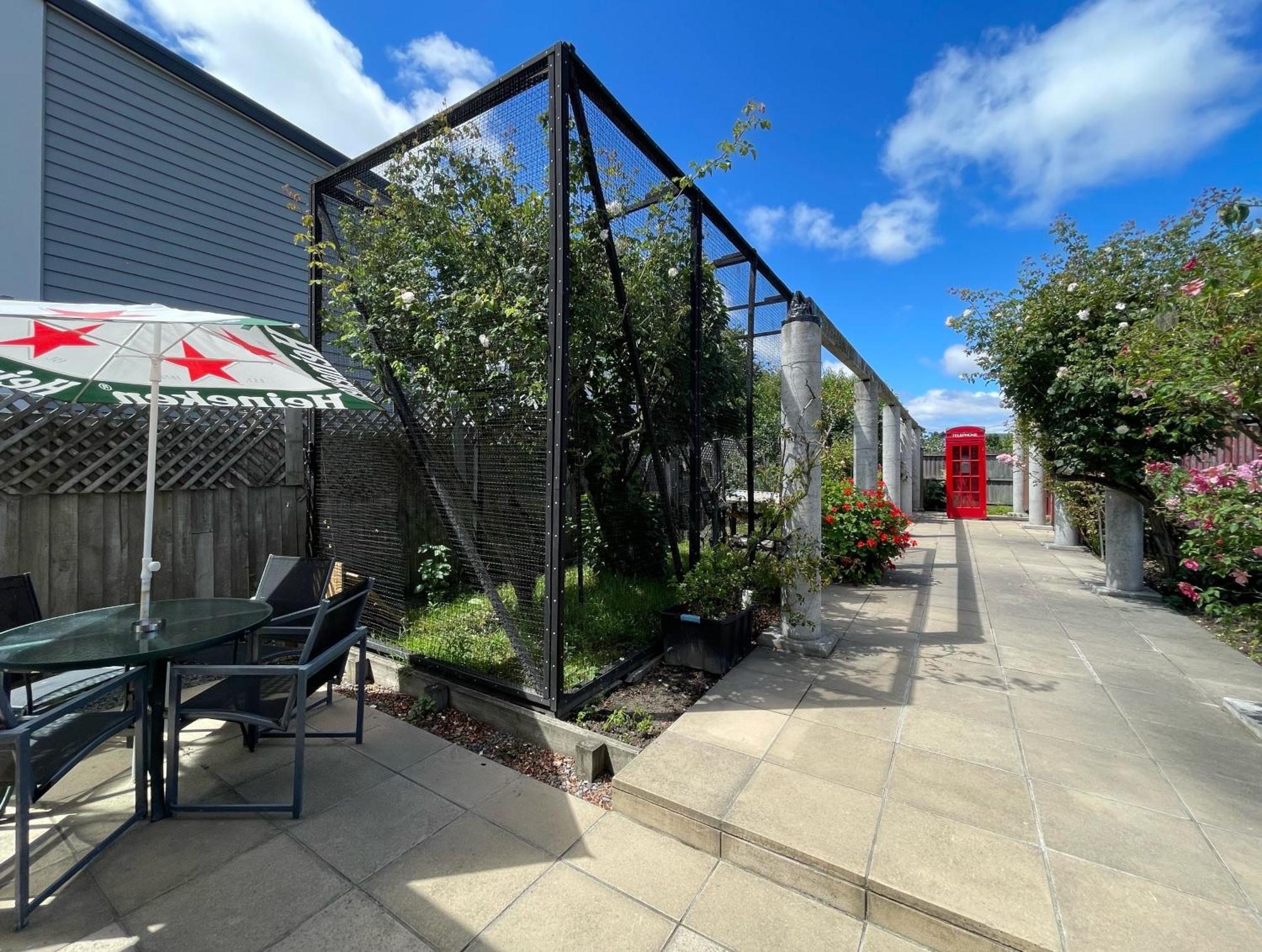 Quiet And New Cnzhouse With Yard Near River In Cbd