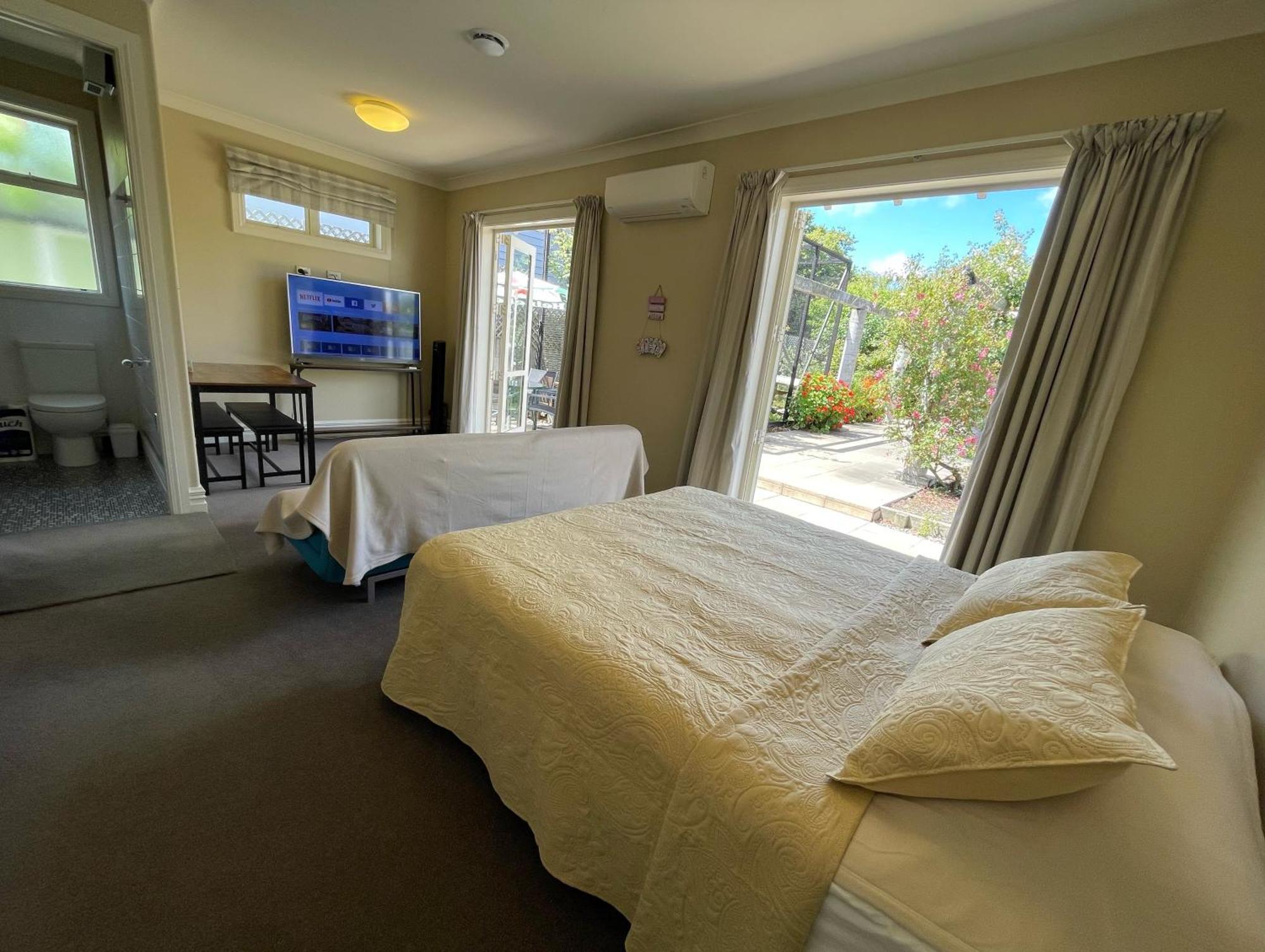 Guest house Quiet And New Cnzhouse With Yard Near River In Cbd