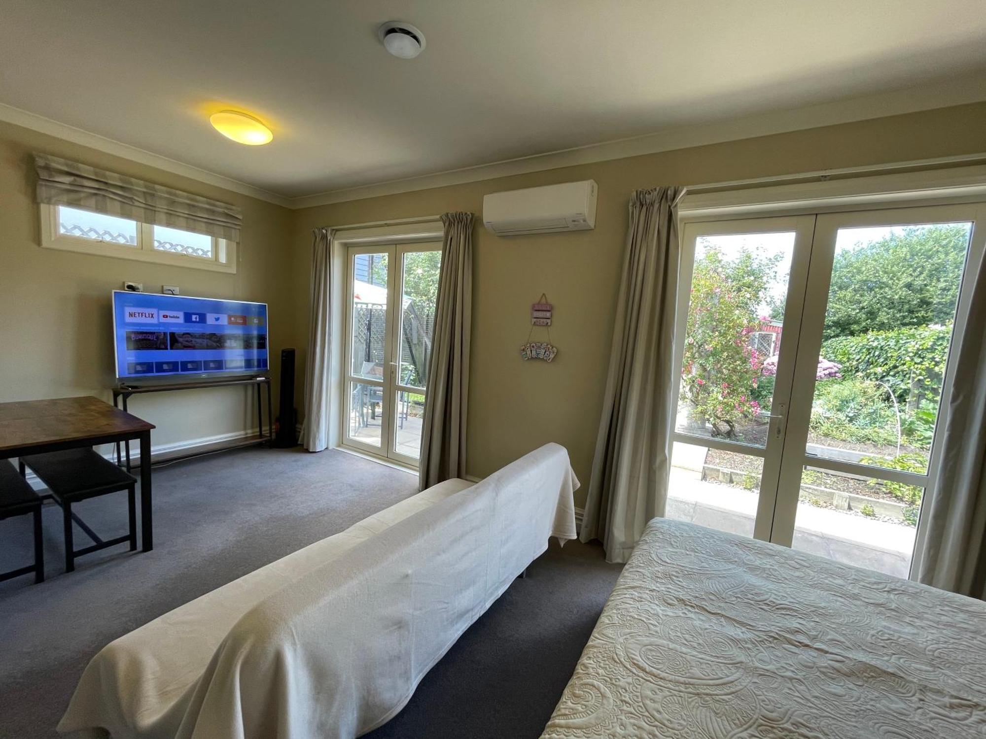 Quiet And New Cnzhouse With Yard Near River In Cbd
