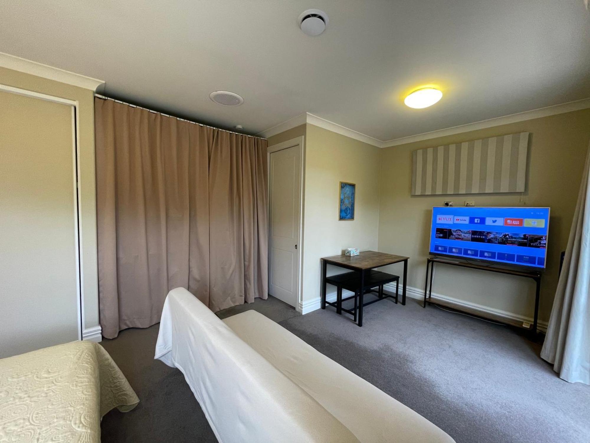Quiet And New Cnzhouse With Yard Near River In Cbd