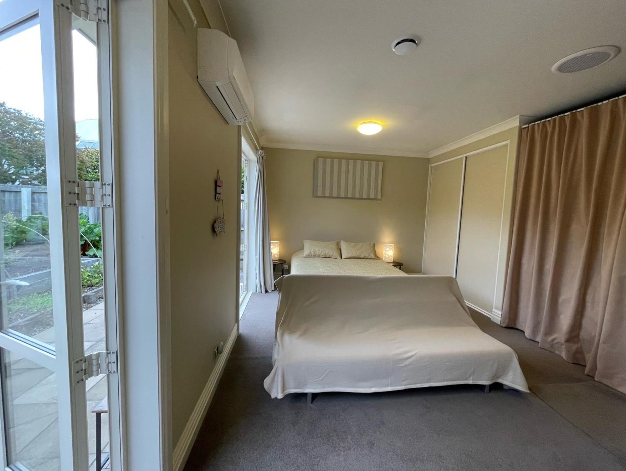 Quiet And New Cnzhouse With Yard Near River In Cbd Christchurch