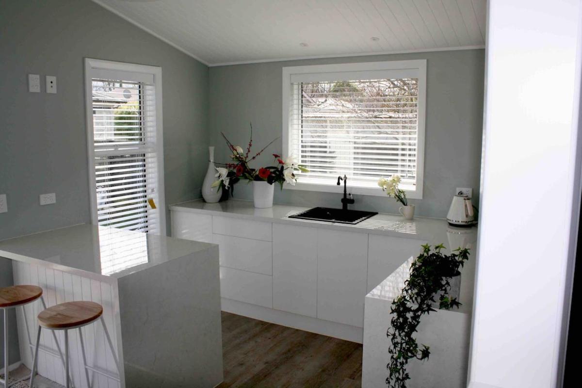 Charm Adorable, Cute With Outdoor Bath * Christchurch
