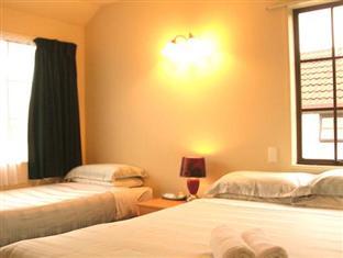 Tudor Court 4*