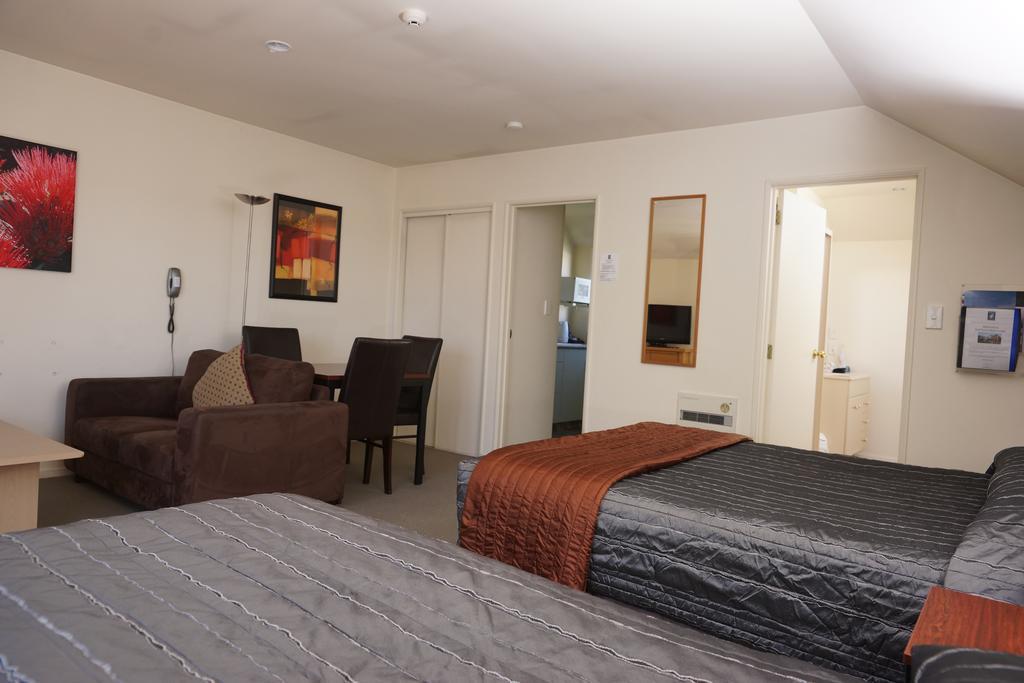 Sherborne Motor 4*
