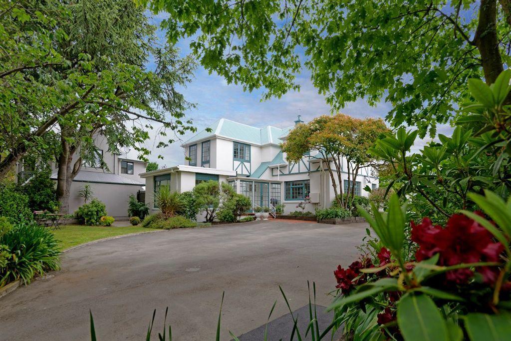 On Hagley Park, Central, A Free Ride To Railway Station Bed & Breakfast 3*