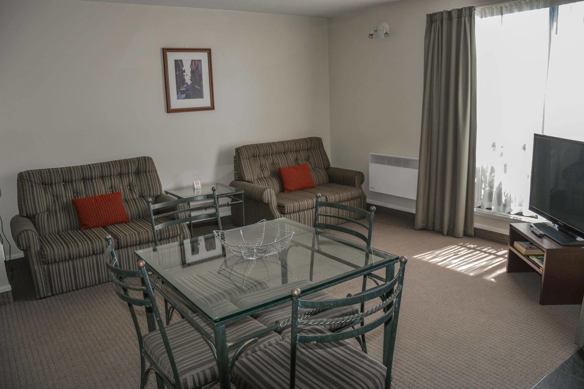 Ashford Motor 4*