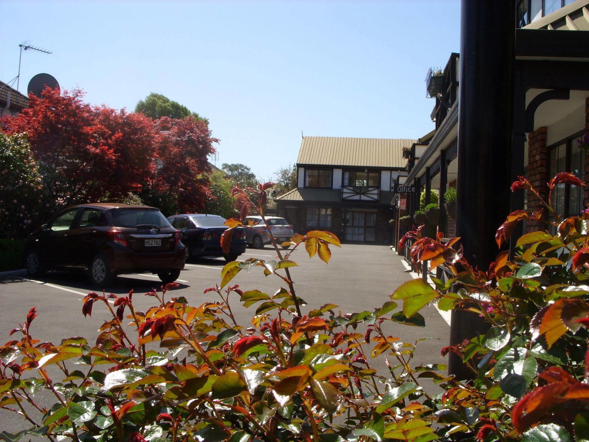 Tudor Court Motel 4*