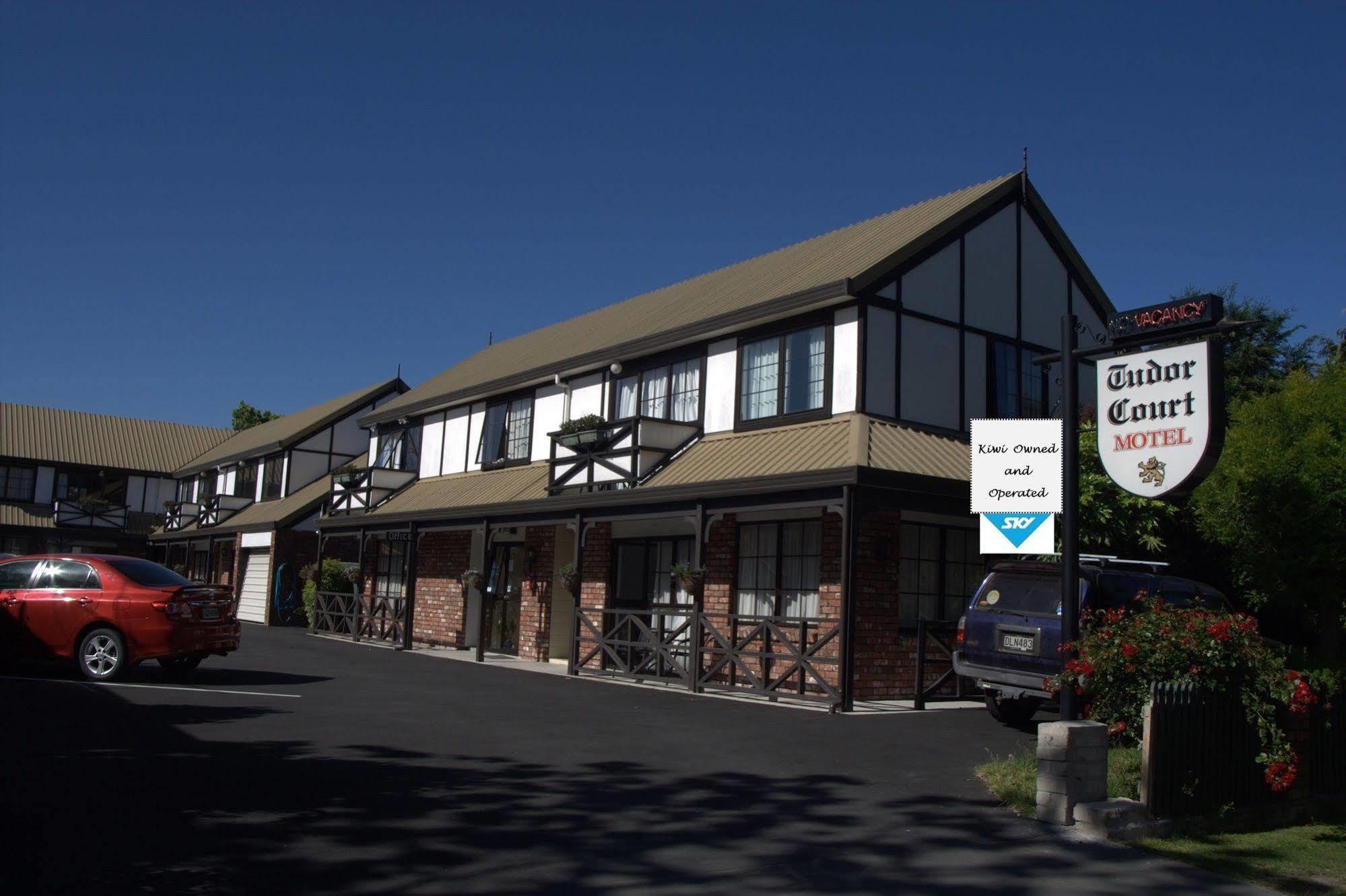 Tudor Court Motel 4*