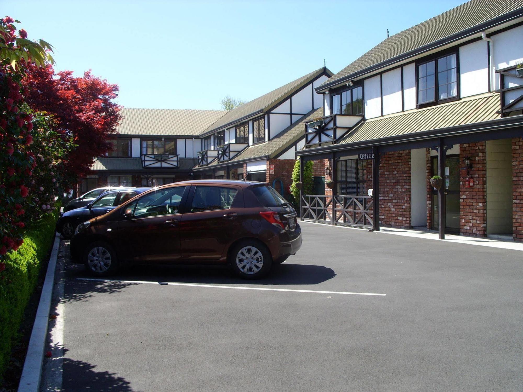 Tudor Court Motel 4*