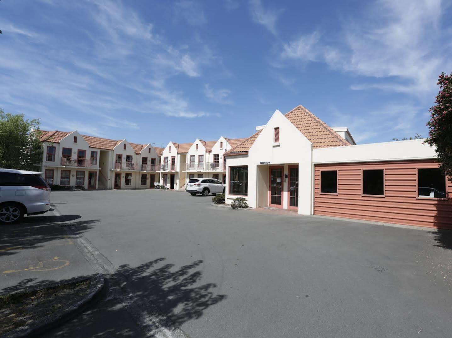 Addington Stadium Motel 4*