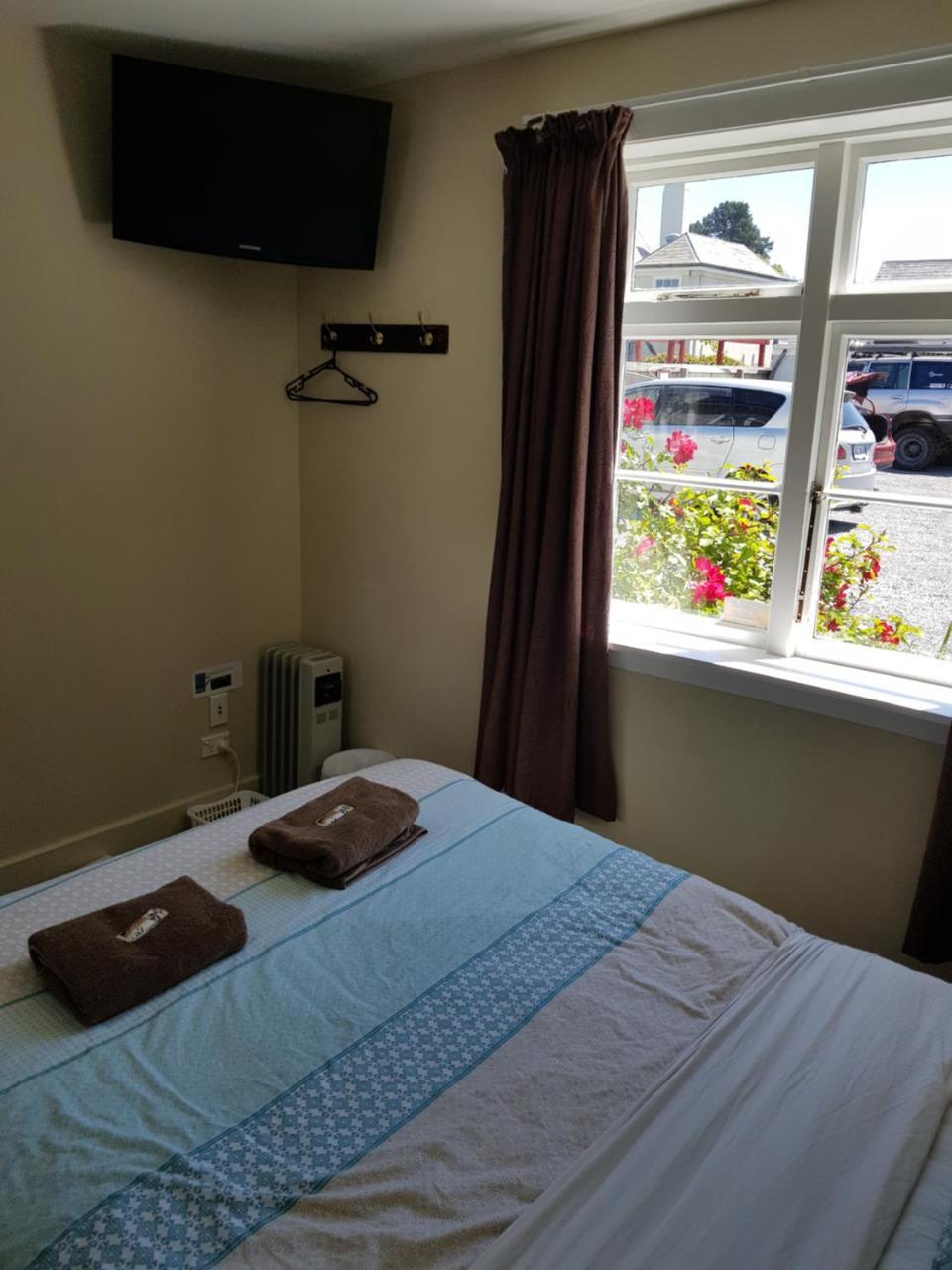 Dorset House Backpackers Hostel *