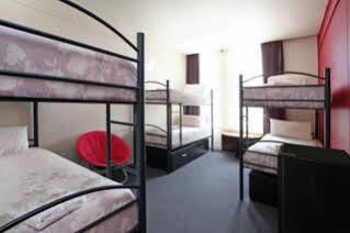 Base Backpackers Hotel 2*